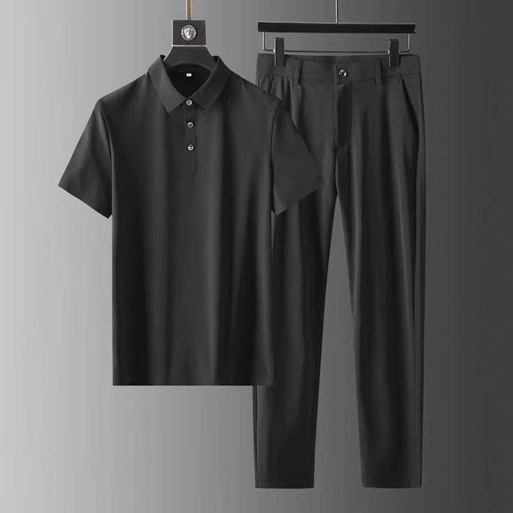 Completo estivo uomo di tendenza: camicia a maniche corte e pantaloni plissettati per un look comodo e stiloso.
