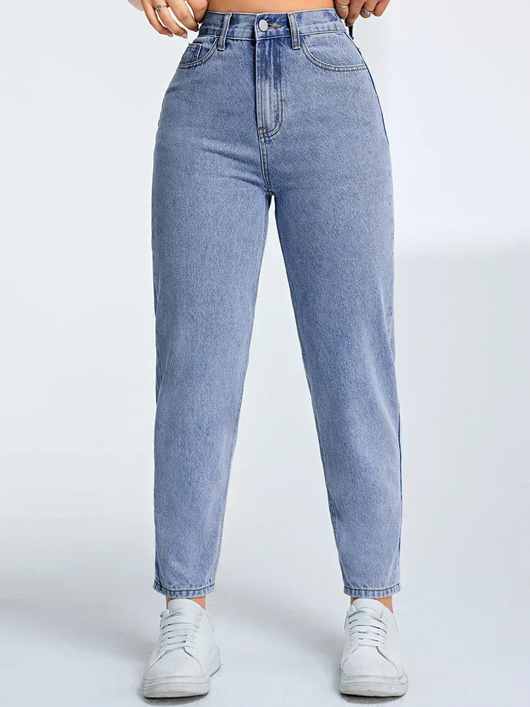 Jeans Mom casual blu da donna a vita alta, perfetti per comfort e stile quotidiano.