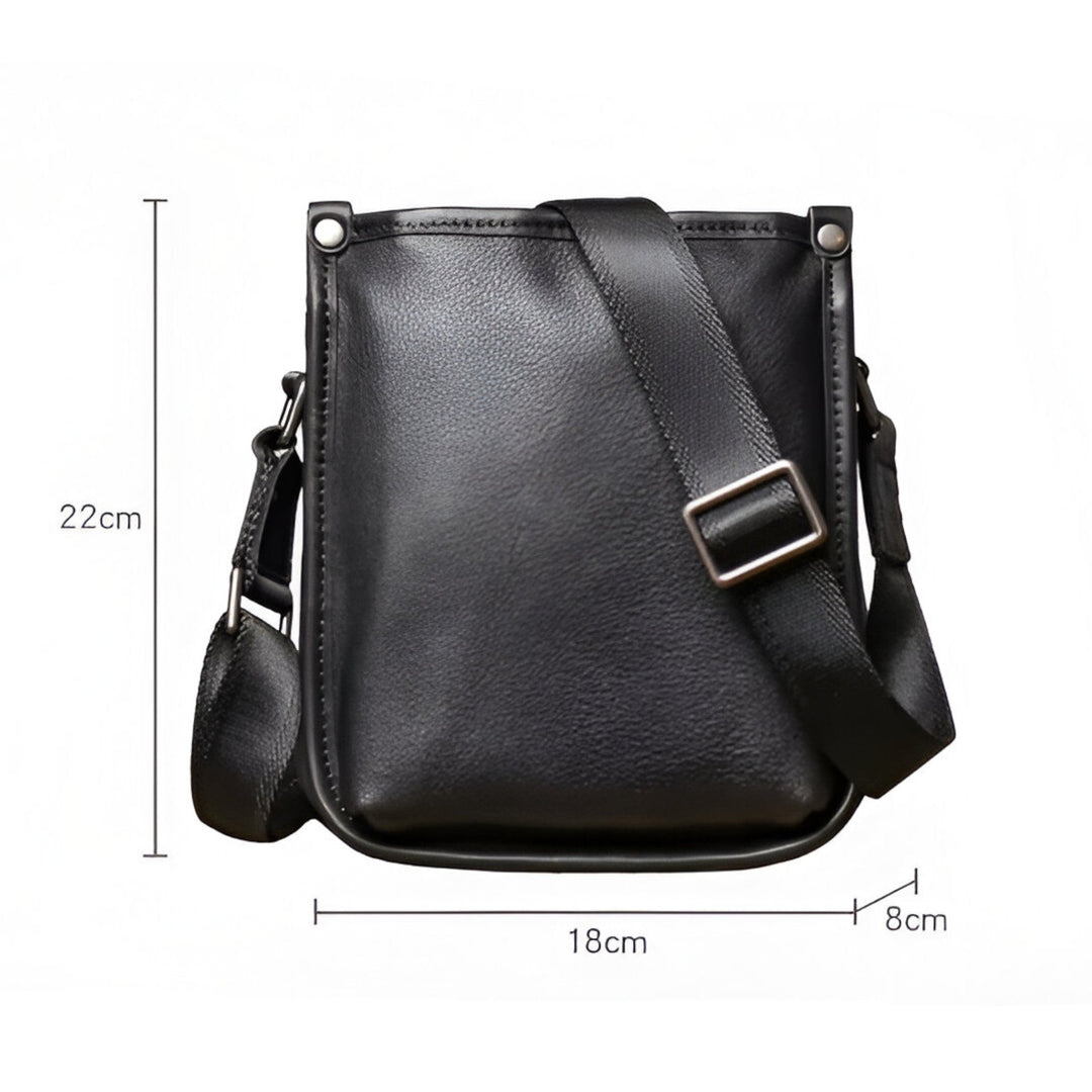 Borsa a tracolla uomo nera, design verticale compatto, ideale per trasportare piccoli oggetti con praticità.