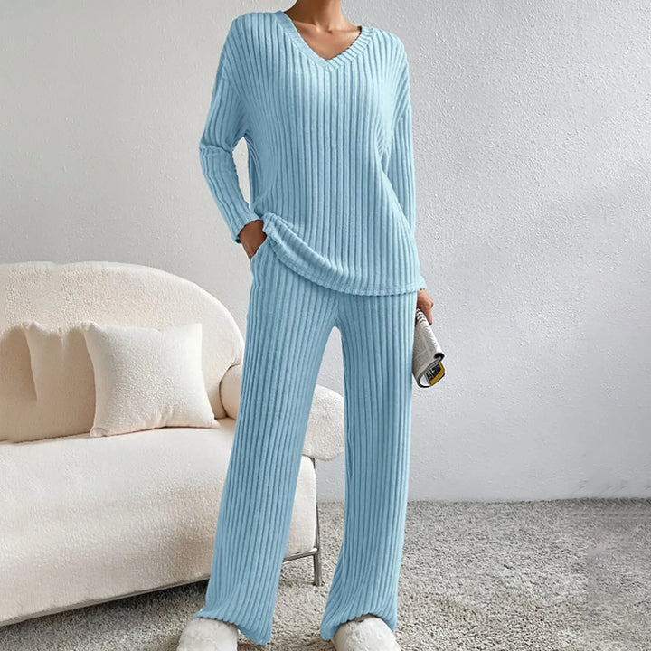 Completo donna in maglia, due pezzi con pantaloni vita elastica e maglia maniche lunghe, massimo comfort.