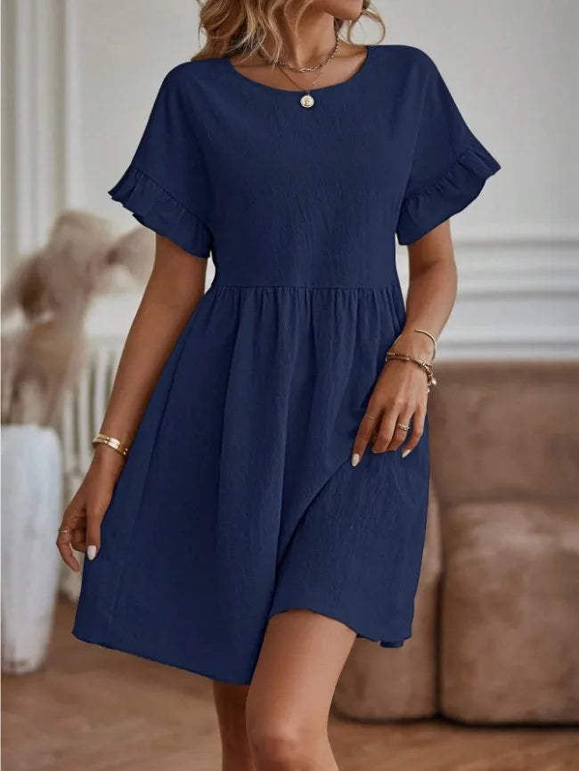 Elegante mini abito donna a scollo tondo, perfetto per outfit giorno versatile e stile chic estivo.