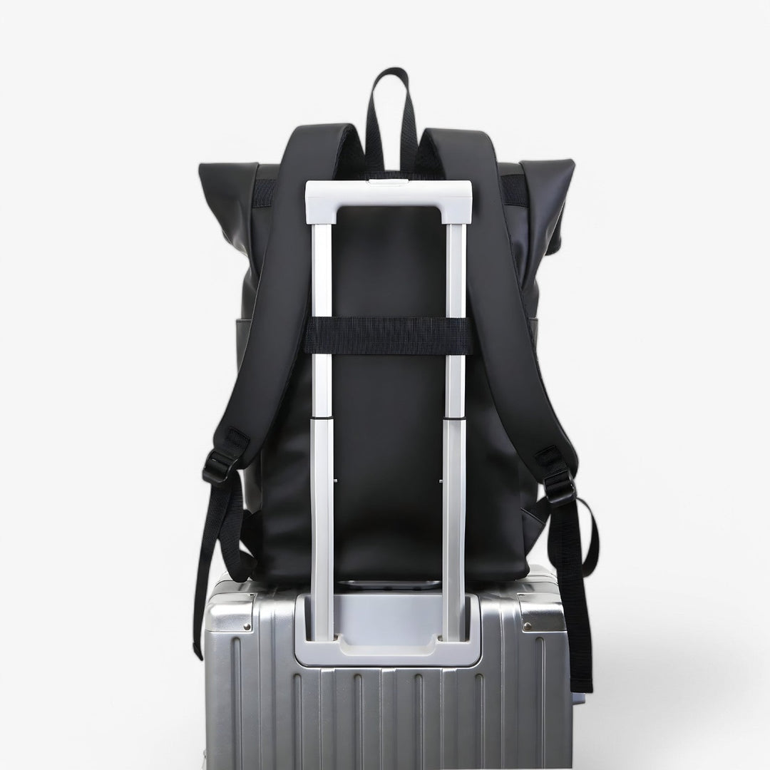 Interno zaino uomo roll top nero per laptop, scomparto imbottito sicuro per PC. Organizzazione funzionale per lavoro.