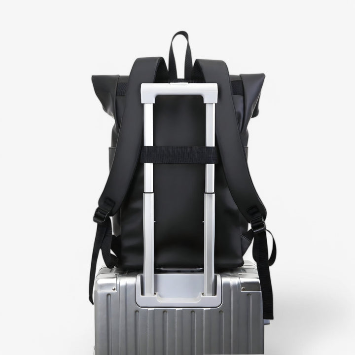 Interno zaino uomo roll top nero per laptop, scomparto imbottito sicuro per PC. Organizzazione funzionale per lavoro.