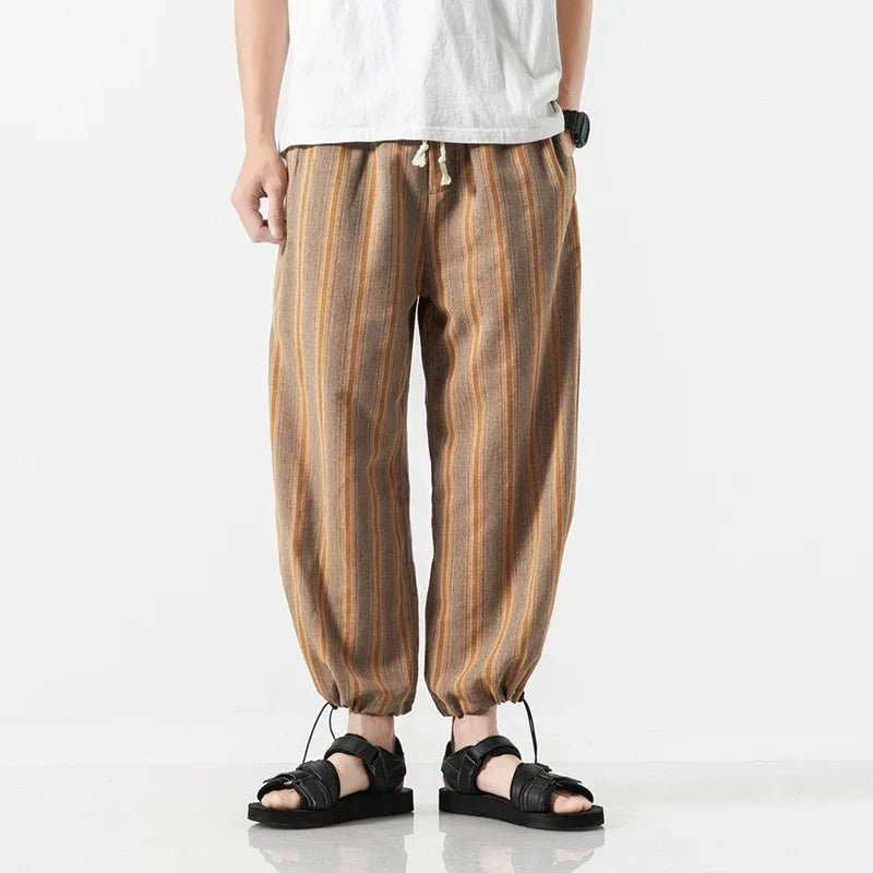 Pantaloni harem uomo a righe sottili, stile casual per comfort e relax. Ideali per tempo libero e viaggio.