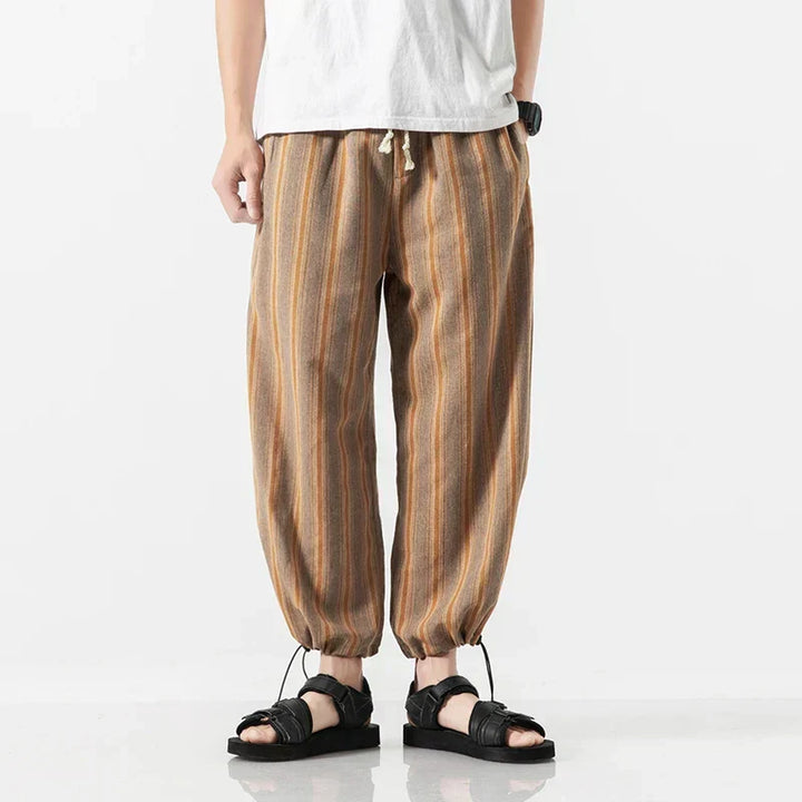 Pantaloni harem uomo a righe sottili, stile casual per comfort e relax. Ideali per tempo libero e viaggio.
