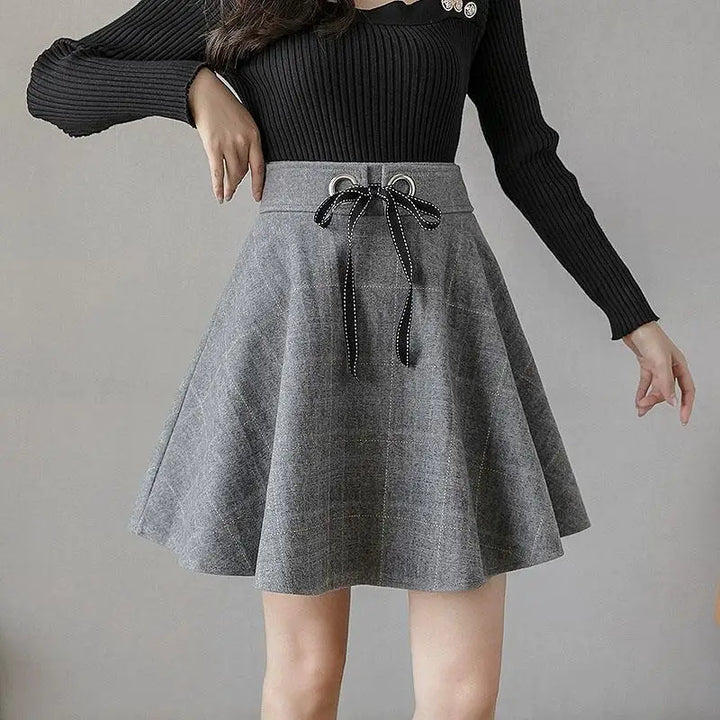 Gonna mini donna a vita alta a quadri. Abbigliamento versatile, per un look casual o ufficio.