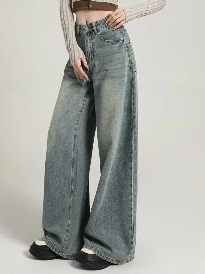 Jeans vita alta donna, modello largo e grigio. Ideale per un look casual moderno ed elegante. Pantaloni comodi.