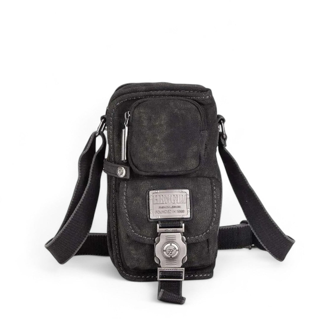 Borsa a tracolla uomo nera, vista frontale, mostra le tasche con zip per accedere rapidamente ai tuoi oggetti.