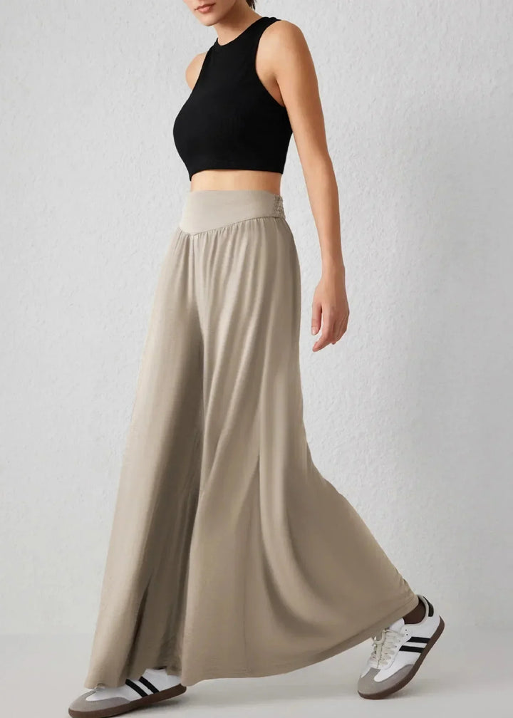 Abbigliamento donna estivo: pantaloni morbidi con gamba larga e vita elasticizzata, stile casual.