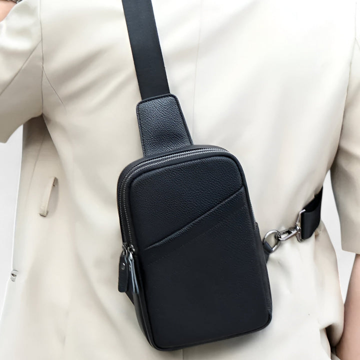 Borsa monospalla compatta e pratica unisex per viaggi leggeri. Tracolla regolabile, materiale sintetico resistente.