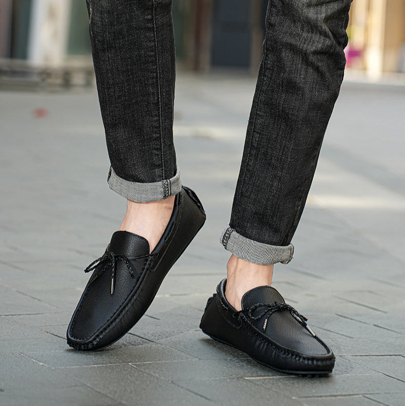 Mocassini uomo slip-on grigi abbinati a pantaloni chino. Scarpe comode e stilosi per un look versatile moderno.