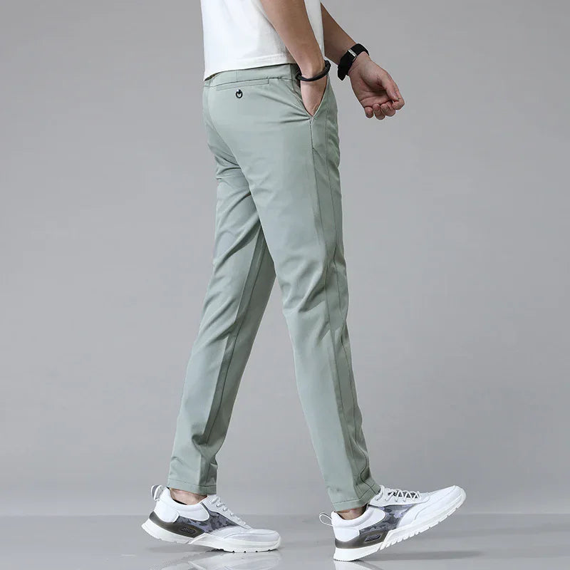 Pantaloni affusolati uomo blu navy, versatili per outfit casual o eleganti, con vestibilità comoda.