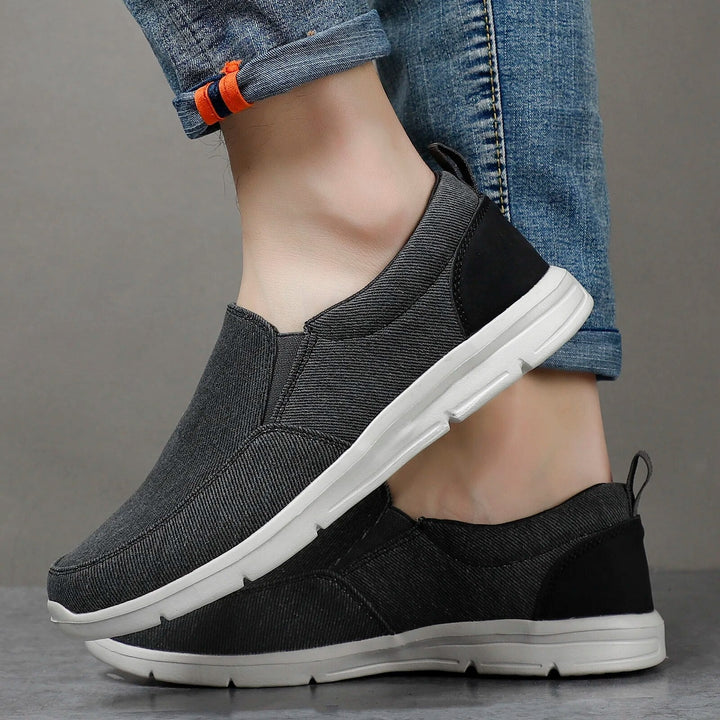Moda uomo: sneakers ammortizzate senza lacci, perfette per un look rilassato.