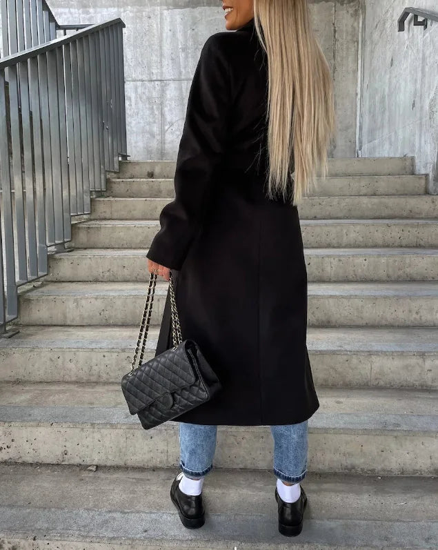 Cappotto donna autunno inverno, lungo e caldo, con design doppiopetto e cintura. Elegante e versatile per ogni outfit.