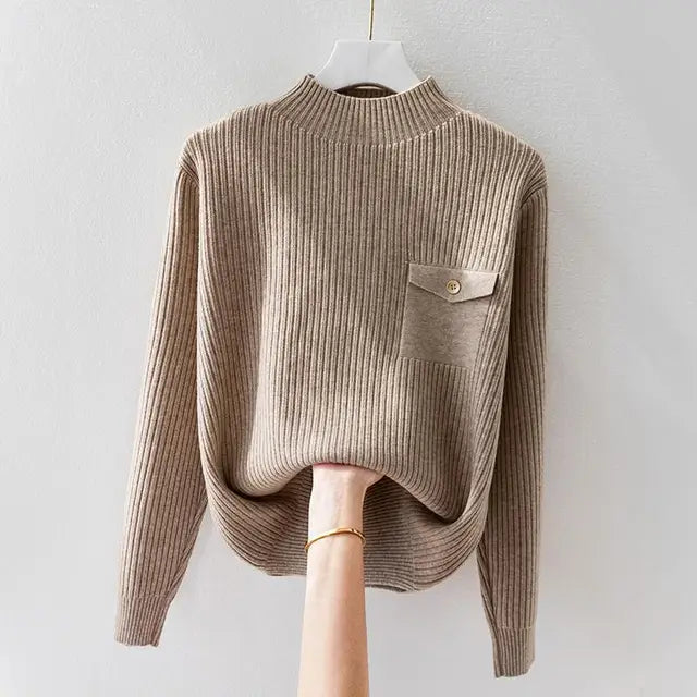 Elegante maglione a coste da donna con collo alto, un capo essenziale per un look raffinato e caldo.