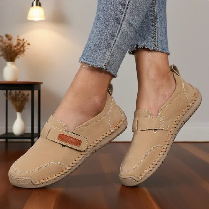 Paio mocassini donna comfort: verde salvia e azzurro polvere. Scarpe senza lacci con velcro, stile artigianale.