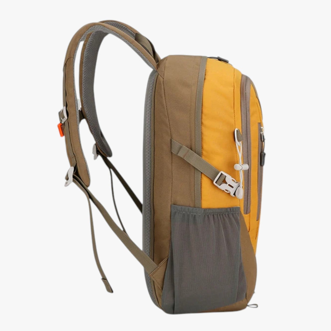 Zaino outdoor uomo con scomparti multipli e cinghie regolabili, perfetto per avventure e trekking.