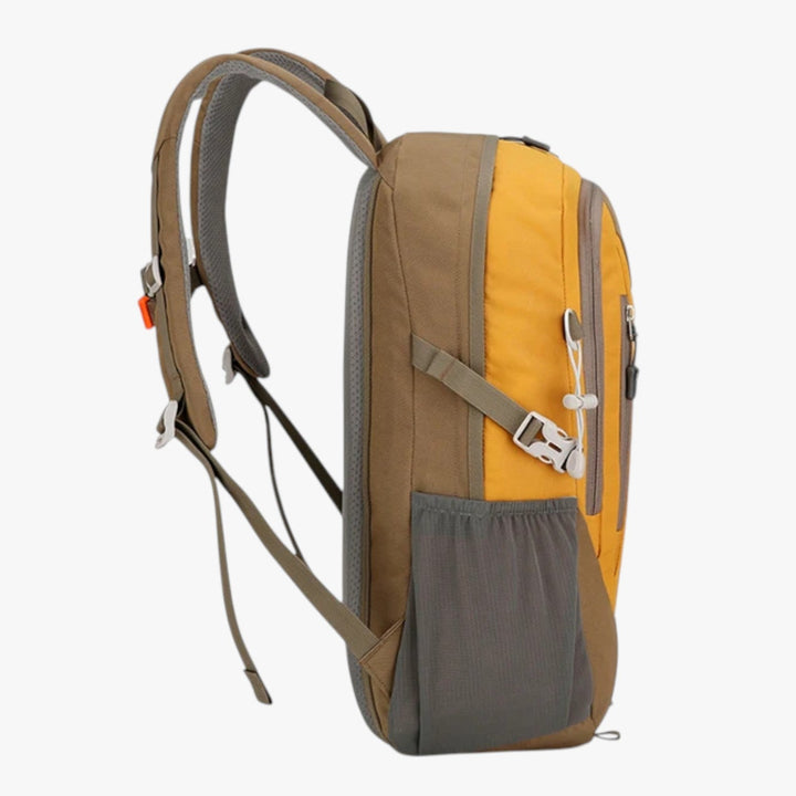 Zaino outdoor uomo con scomparti multipli e cinghie regolabili, perfetto per avventure e trekking.