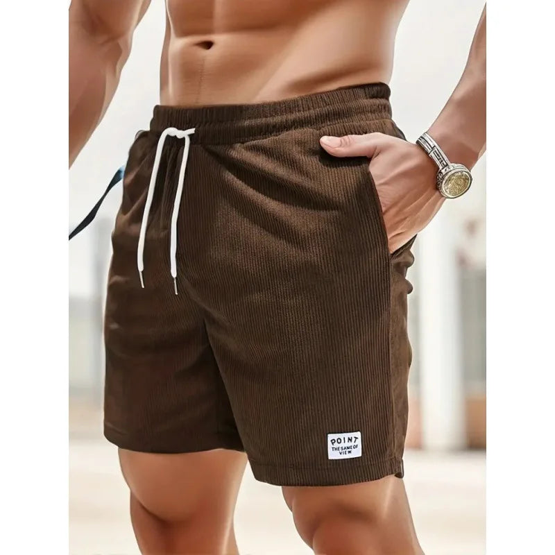 Assortimento shorts uomo casual con coulisse in diversi colori, leggeri e comodi per l'estate. Moda uomo.