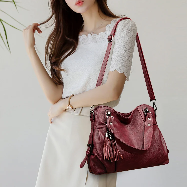 Donna che indossa borsa tracolla marrone, comoda e pratica. Ideale per la vita di tutti i giorni.