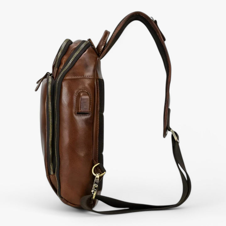Comoda borsa da petto uomo multiscomparto, ideale per un trasporto confortevole durante viaggi e passeggiate.