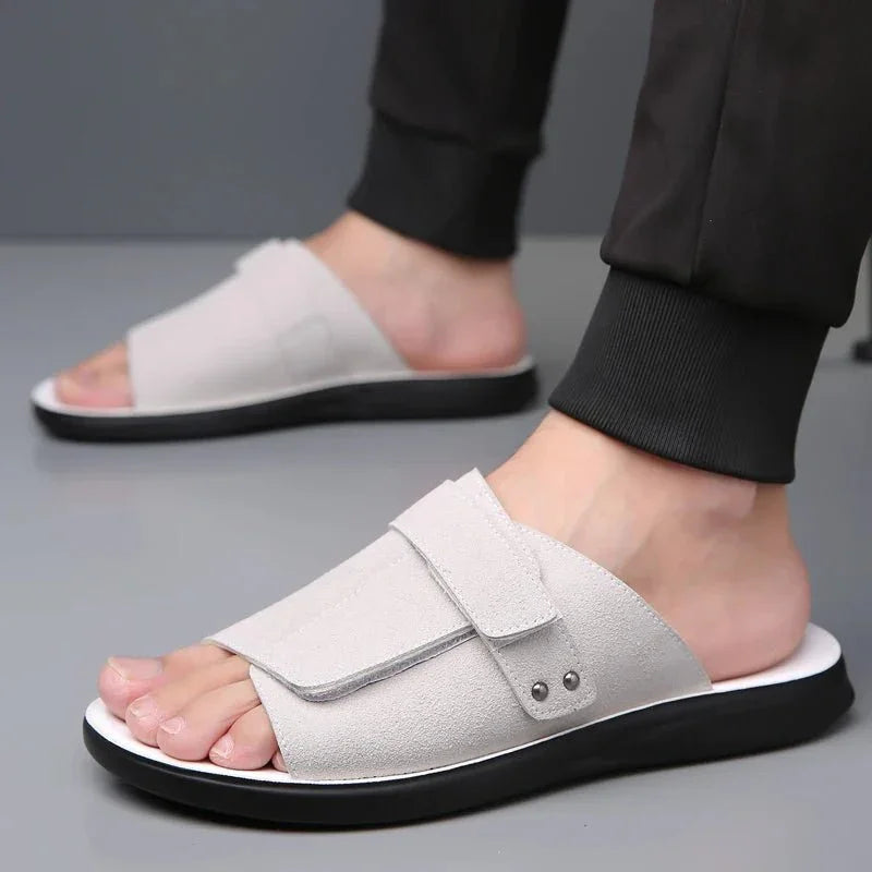 Sandali uomo estivi regolabili, design casual con cinturino, perfetti per comfort quotidiano.