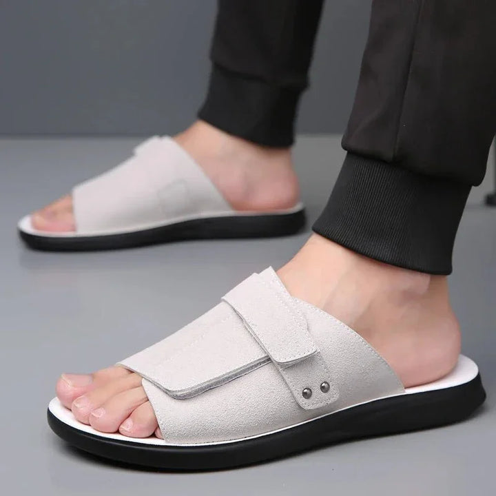 Sandali uomo estivi regolabili, design casual con cinturino, perfetti per comfort quotidiano.