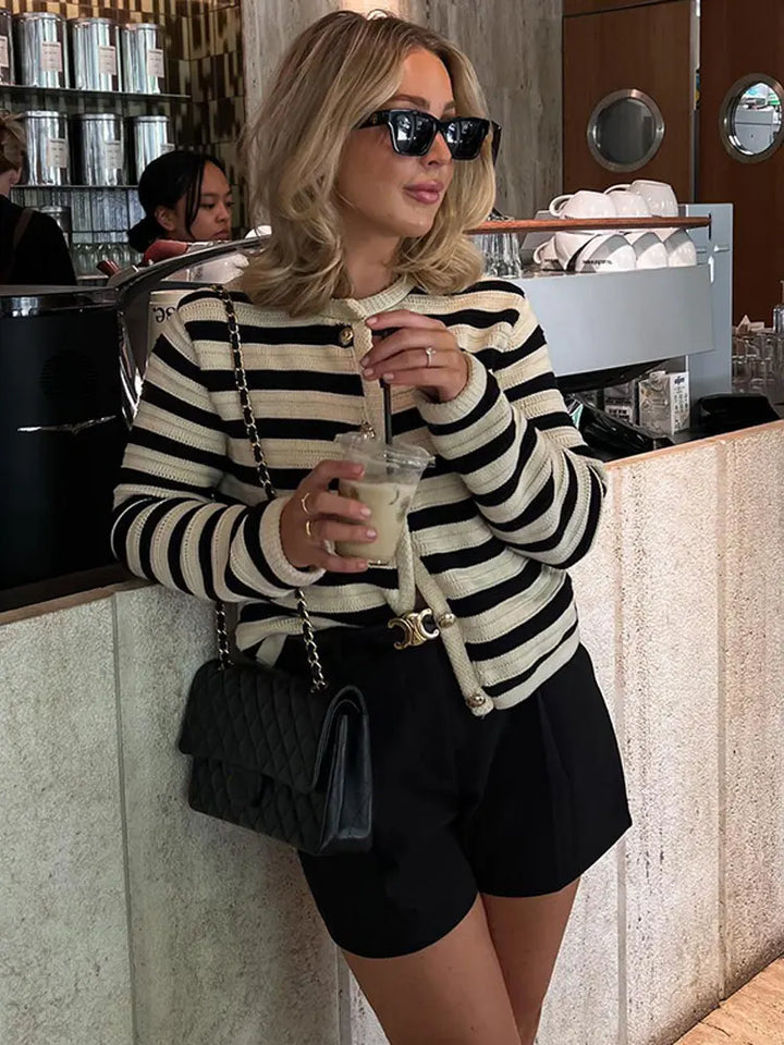 Abbigliamento donna: cardigan a righe color block, design moderno con bottoni. Maglieria casual versatile.