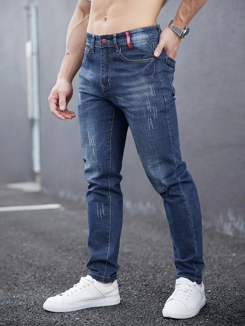 Jeans tapered uomo neri, vita media, chiusura bottoni. Perfetti pantaloni denim casual con vestibilità slim.