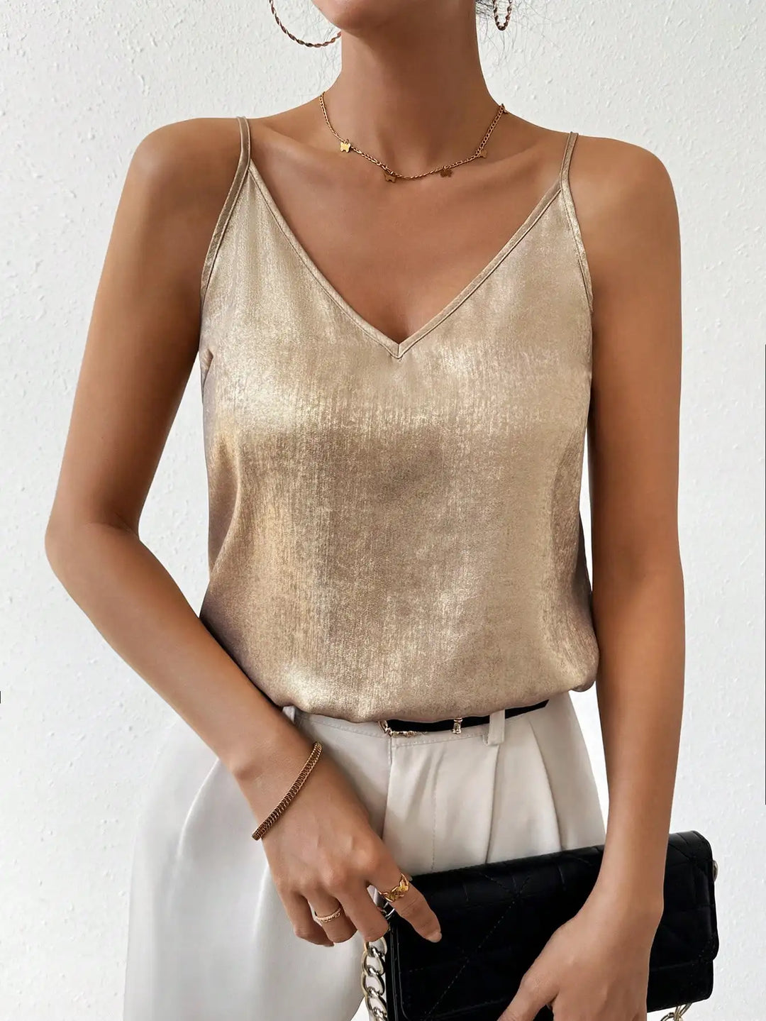 Top cami donna elegante color crema con scollo a V e spalline sottili, perfetto per un look versatile estivo.