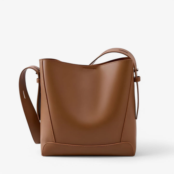 Borsa tote marrone da donna su sfondo neutro, evidenzia la sua forma e la sua robustezza capiente.