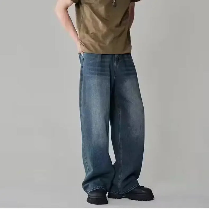 Moda maschile: jeans larghi uomo stile retrò, perfetti per look casual e streetwear. Pantaloni baggy comodi.