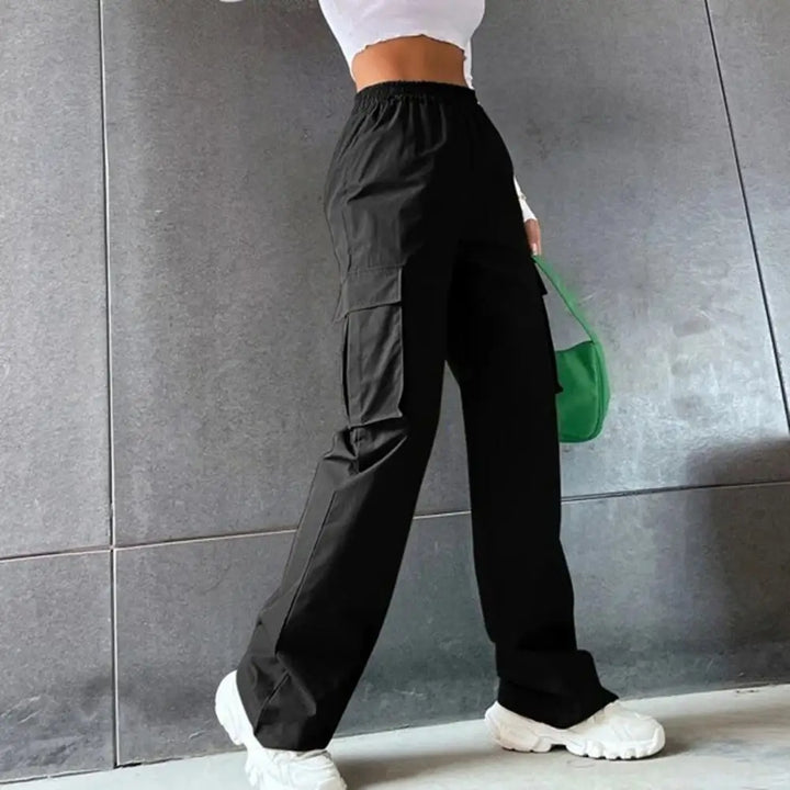 Pantaloni cargo sportivi da donna, tessuto morbido e tasche laterali, ideali per un look versatile.