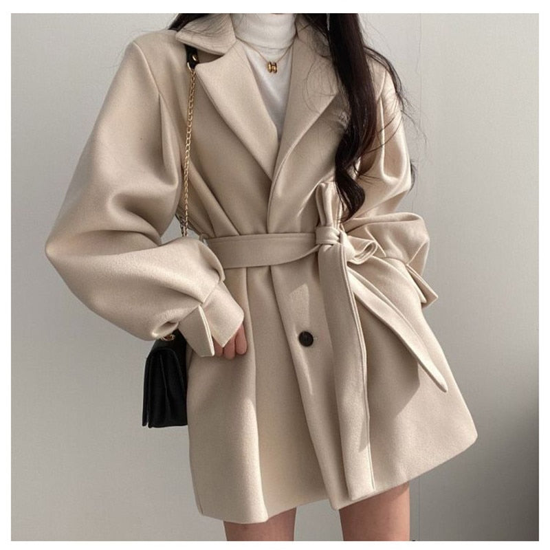 Giacca midi donna elegante, stile raffinato per look versatile. Perfetta per abbigliamento femminile moda.