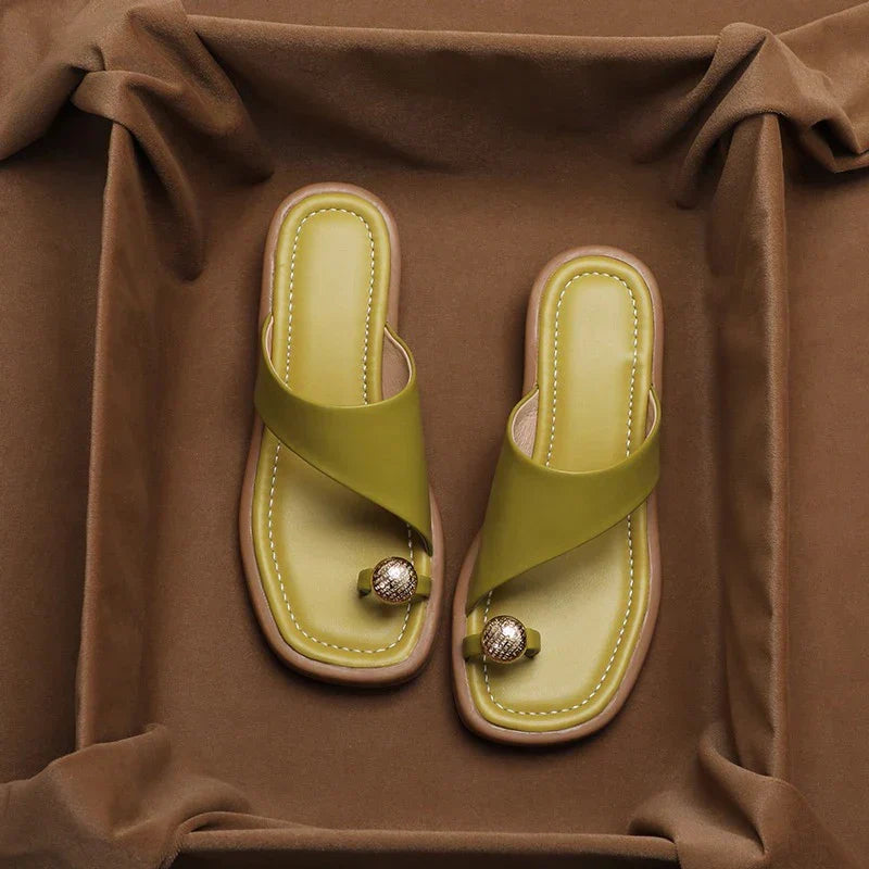Calzature donna comode: sandali estivi con tacco largo e cinturini regolabili, per un comfort personalizzato.