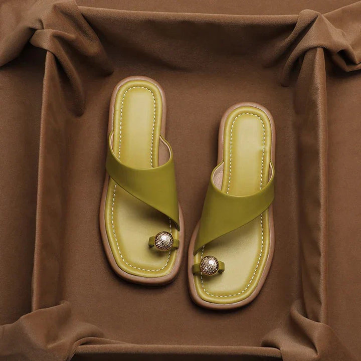 Calzature donna comode: sandali estivi con tacco largo e cinturini regolabili, per un comfort personalizzato.