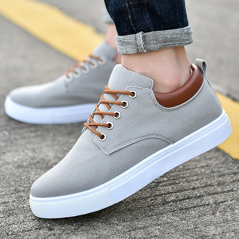 Sneakers uomo casual, scarpe con suola bianca, ideali per comfort e stile quotidiano impeccabile.