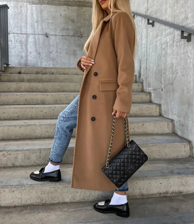 Cappotto donna elegante doppiopetto, lungo e con cintura in vita. Perfetto per un look sofisticato.