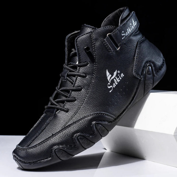 Calzature uomo High Top resistenti. Suola ondulata che offre grip e un look distintivo per la stagione fredda.