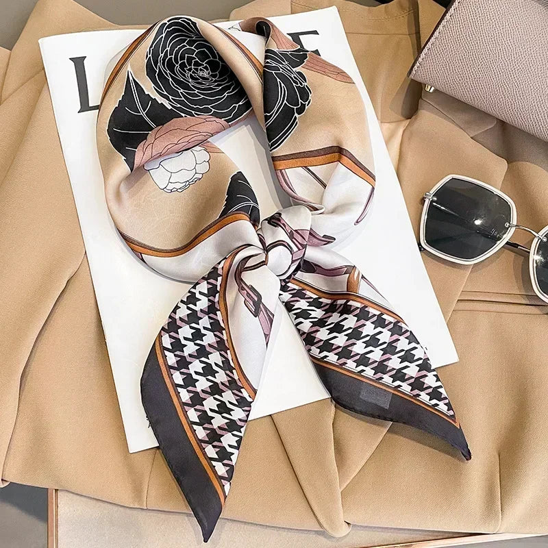 Foulard donna chic, raso morbido con stampa raffinata, accessorio di tendenza.
