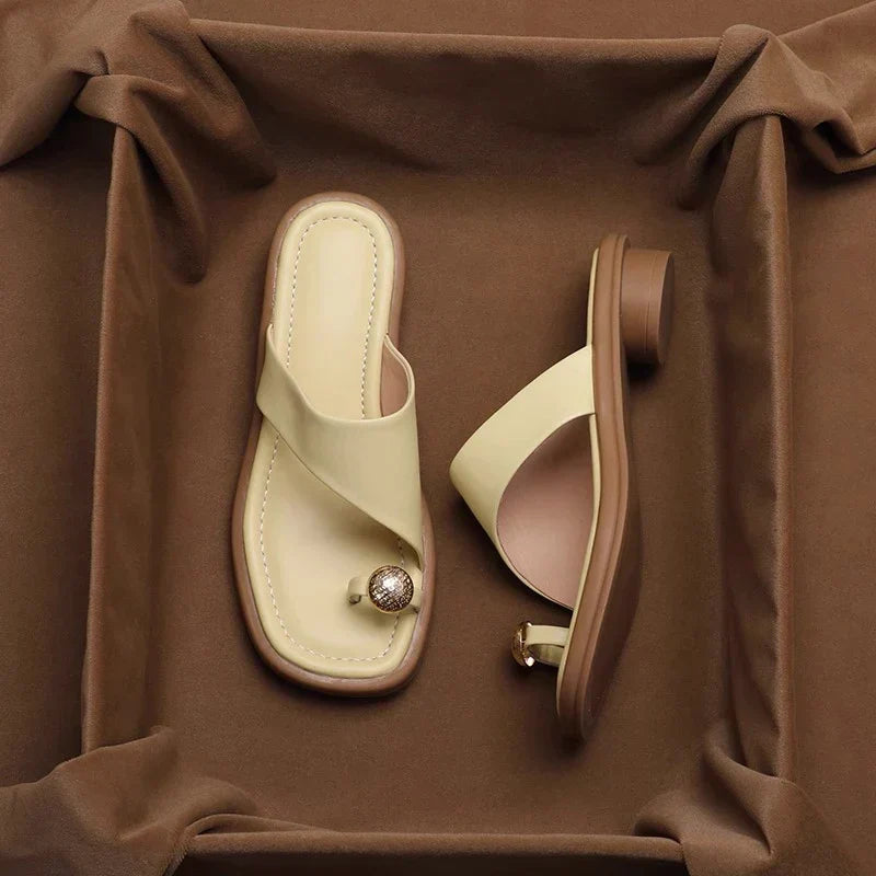 Sandali donna estivi con tacco largo, cinturini regolabili e punta quadrata, per un look comodo e alla moda.