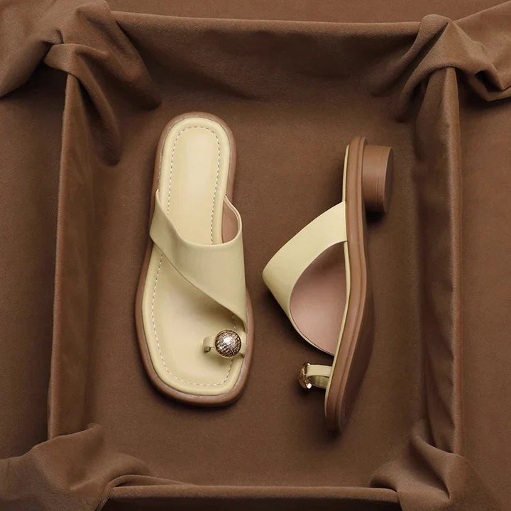 Sandali donna estivi con tacco largo, cinturini regolabili e punta quadrata, per un look comodo e alla moda.