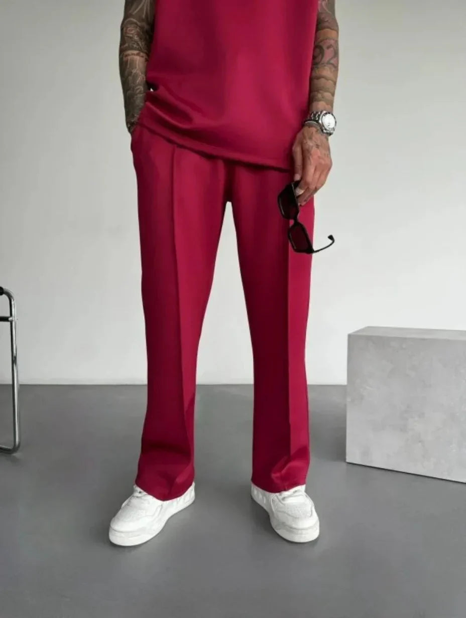 Moda uomo per il relax: completo lounge con top senza maniche e pantaloni sartoriali, un must-have.