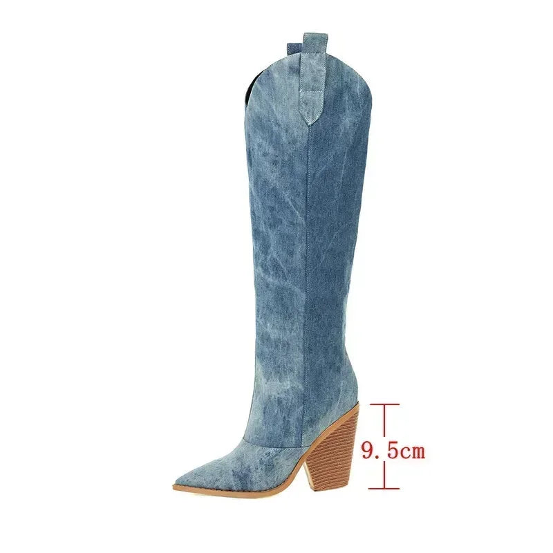 Scarpe da donna: stivali blu stile cowboy eleganti, con tacco. Moda audace e occidentali al ginocchio.
