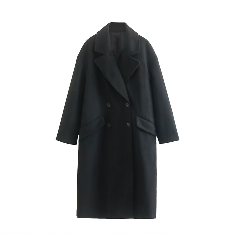 Dettaglio chiusura doppiopetto su cappotto lungo da donna, per un look raffinato.