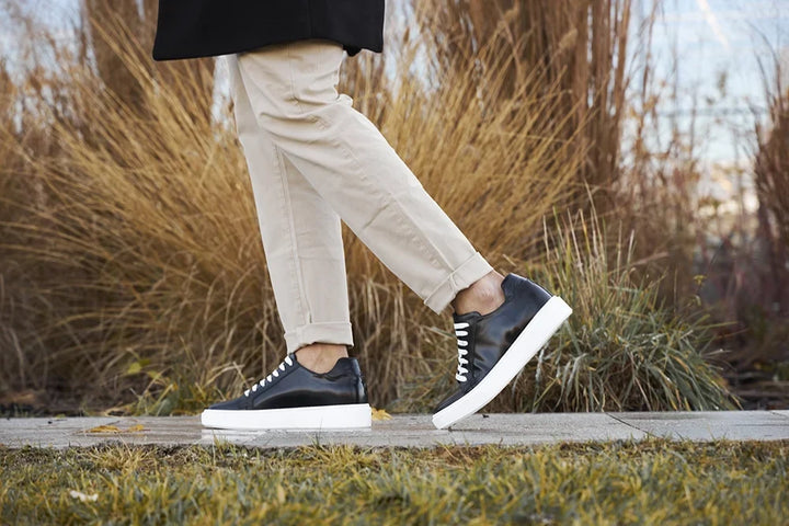 Sneakers uomo nere con rialzo interno 6 cm, scarpe che offrono un aumento discreto della statura e stile.