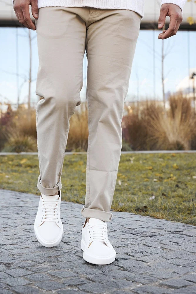 Calzature uomo: sneakers bianche rialzate, versatili per un look alla moda e un tocco di eleganza discreta.