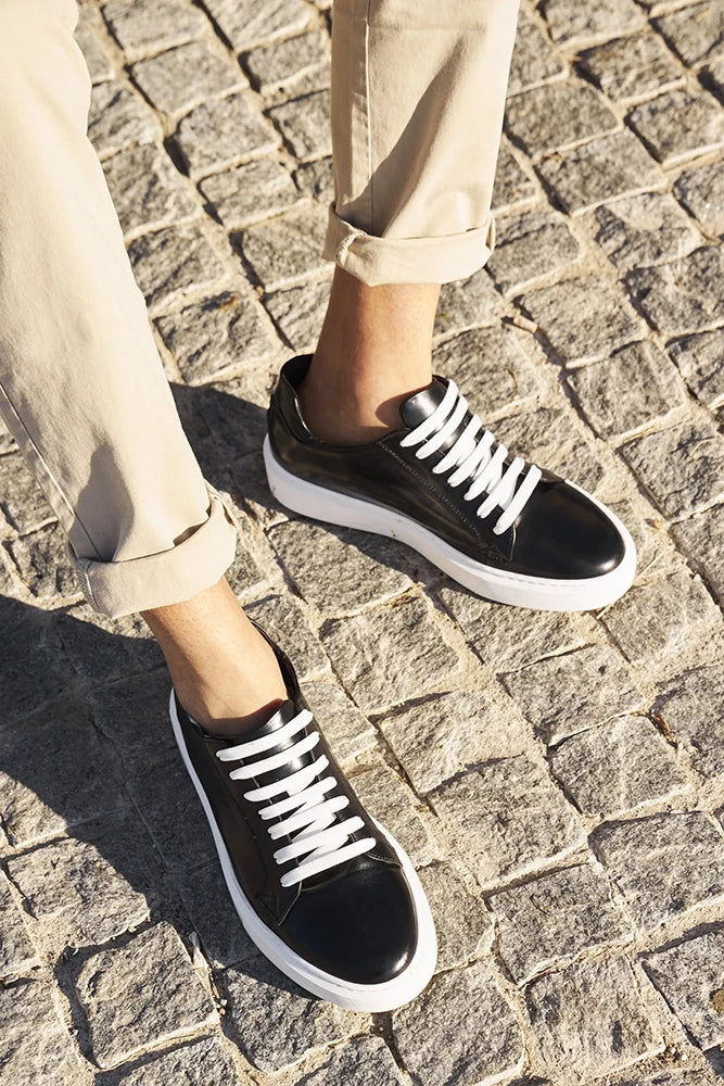 Moderne sneakers nere rialzate uomo, +6 cm di altezza, ideali per chi cerca comfort e un tocco di moda.