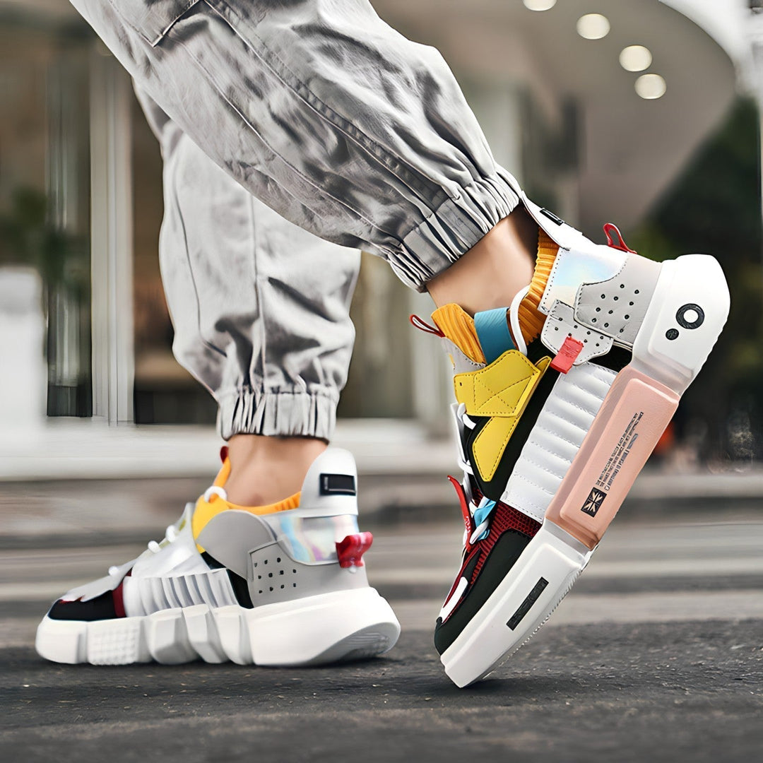 Scarpe da ginnastica uomo platform bianche, calzature streetwear casual perfette per un look urbano e giovanile.