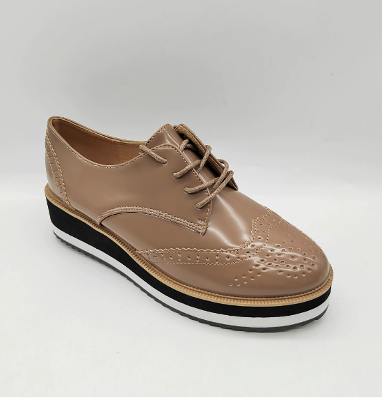Scarpe Oxford donna con suola alta, che garantisce stabilità e comfort. Calzature con lacci per un look classico e chic.